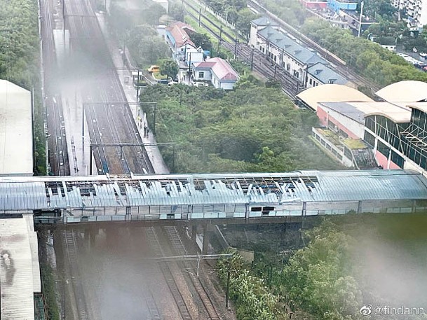 上海地鐵1號線雨棚掉落。