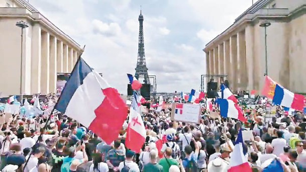 法國：巴黎示威者抗議收緊防疫。