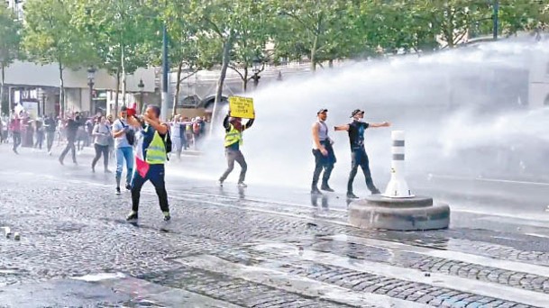 法國：巴黎警方以水炮驅散示威者。