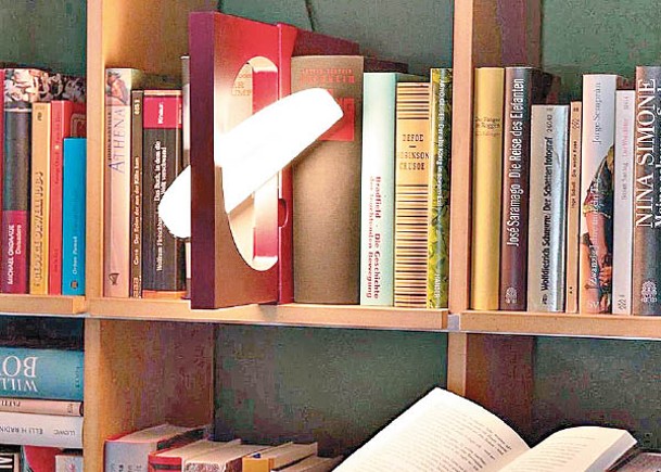 潮流創意：書架式閱讀燈  巧妙收藏