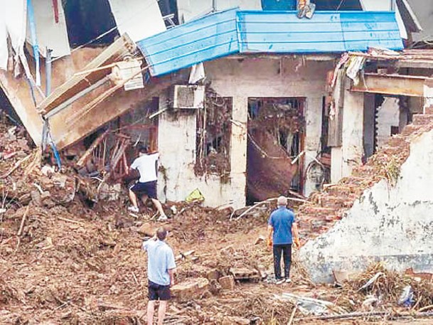 王宗店村內房屋被洪水沖毀。