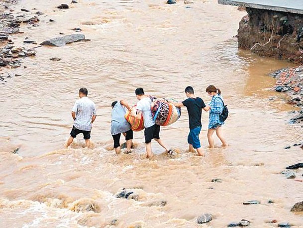 村民到河道搜索失蹤親人。