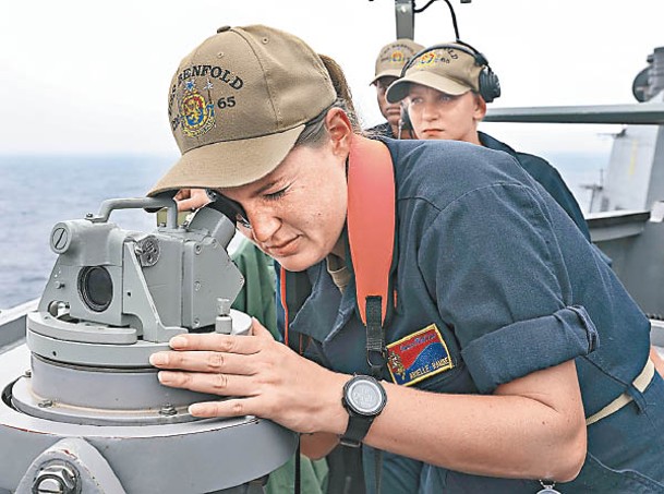 本福德號船員操作艦上儀器。
