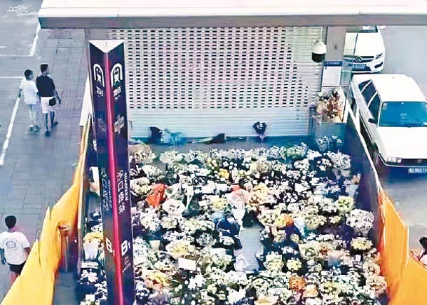 民眾向河南鄭州地鐵遇難者獻花。