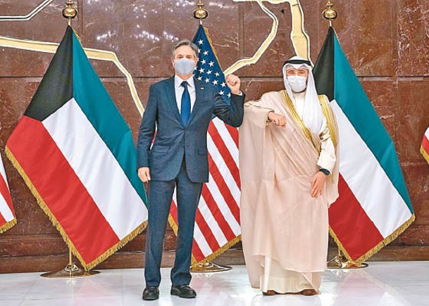布林肯（左）訪問科威特，與當地官員會晤。