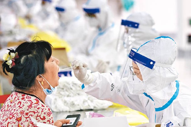 南京市民接受醫護人員檢測。
