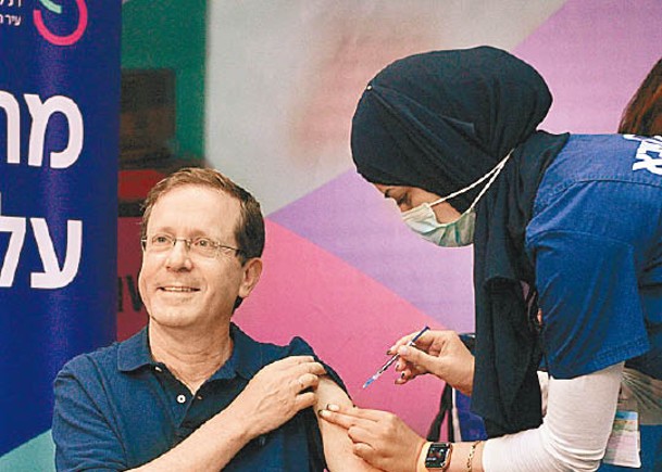 赫爾佐格（左）接種增強劑新冠疫苗。