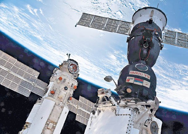 俄羅斯實驗艙與國際太空站對接。