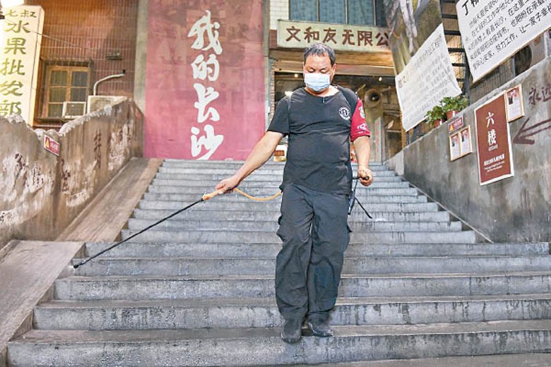 長沙市工作人員消毒街道。（中新社圖片）湖 南