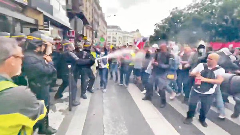 巴黎警員與示威者爆發衝突。