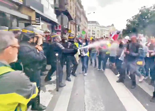 巴黎警員與示威者爆發衝突。