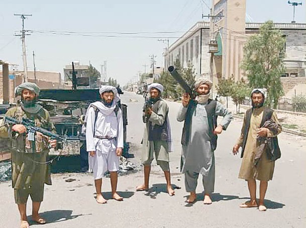 塔利班武裝分子出現在拉什卡爾加街頭。