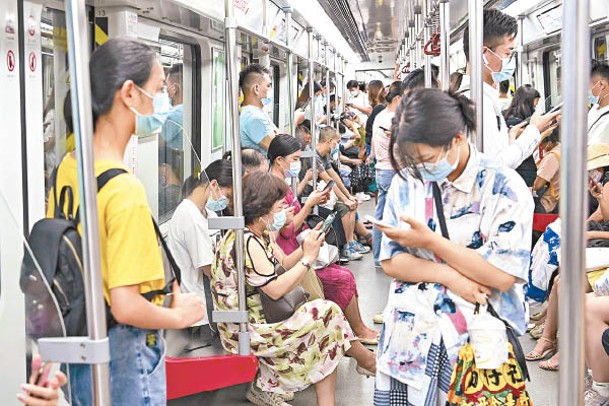 廣州  市民乘坐地鐵出行時，均佩戴口罩。（中新社圖片）