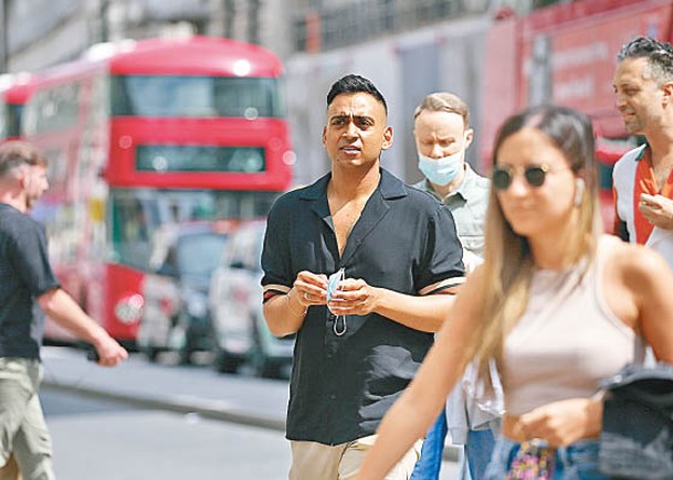在倫敦，有市民過馬路時未有戴上口罩。（Getty Images圖片）