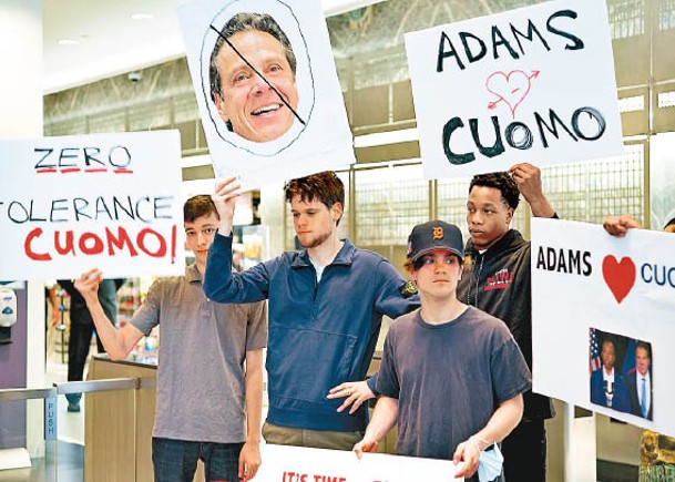 紐約民眾示威，要求科莫下台。