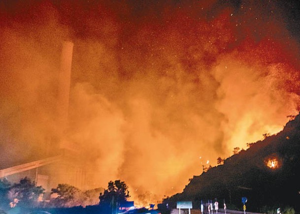 穆拉省山火逼近發電廠。<br>（Getty Images圖片）