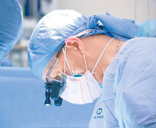 醫院為舒費爾伯格進行腎臟移植手術。
