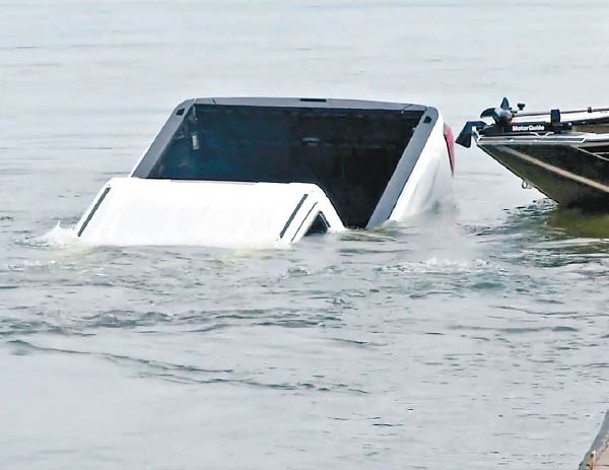 貨車半個車身沉入湖。（電視畫面）