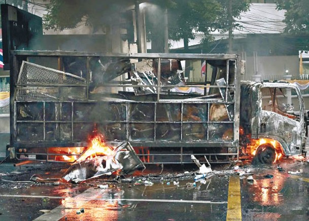 泰國爆示威  警車被焚毀