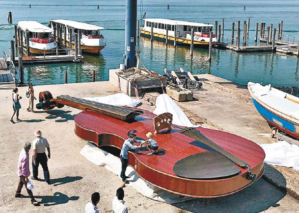 小提琴造型船  威尼斯大運河試航