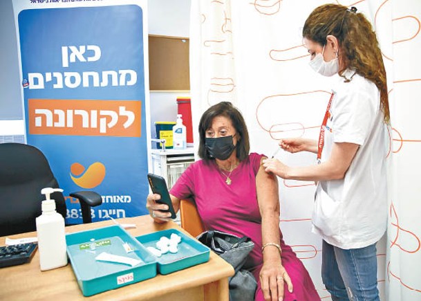 以色列民眾接種第三劑疫苗。（Getty Images圖片）