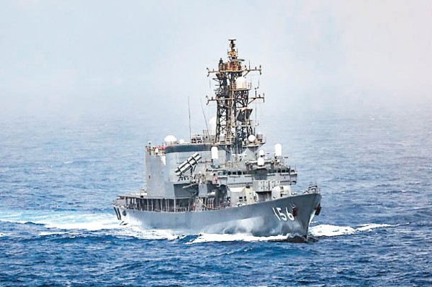 日本海上自衞隊瀨戶霧號驅逐艦穿越南沙群島。