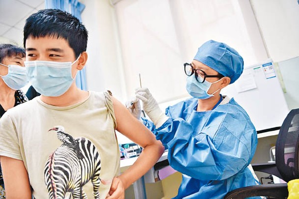四川：四川開始為12至17歲少年接種新冠疫苗。（中新社圖片）
