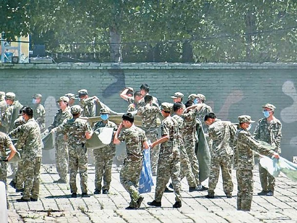 大批學生在基地內接受軍事訓練。