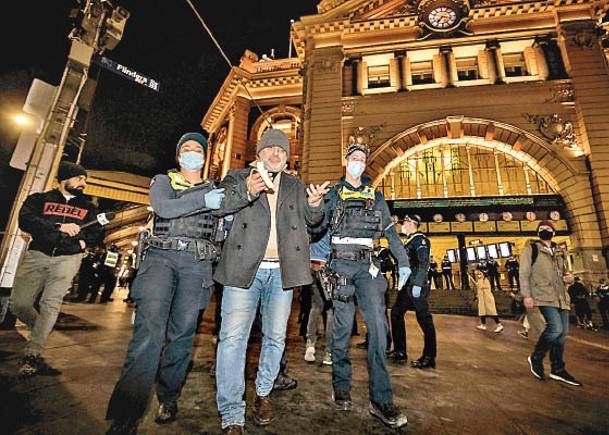 墨爾本警拘捕反封城的示威者。（Getty Images圖片）