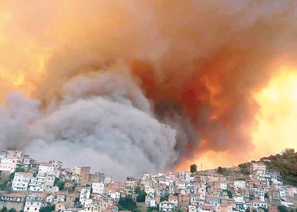 阿爾及爾周遭濃煙密布。