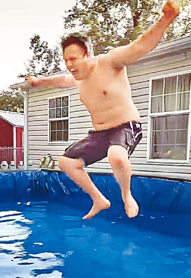 哈里森跳入泳池消暑。