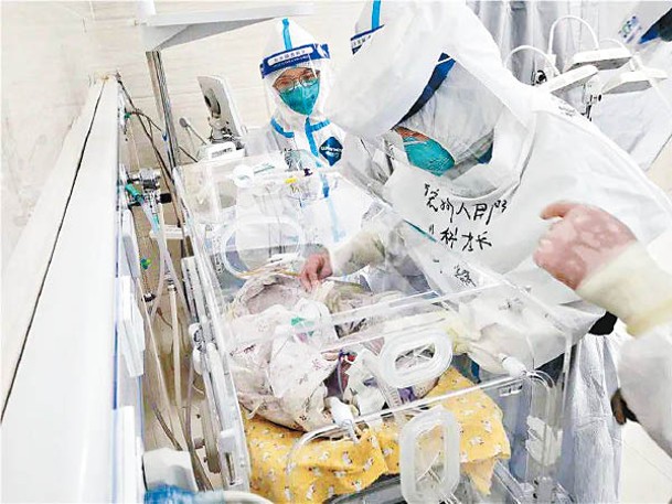 醫護人員穿上防護裝備照顧3胞胎男嬰。