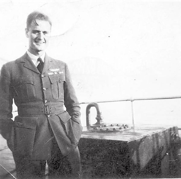 希明斯在二戰時曾擔任英國皇家空軍機師。