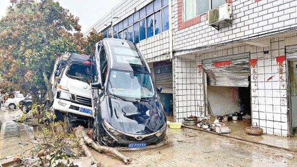 柳林鎮街道有車輛被洪水掀翻。