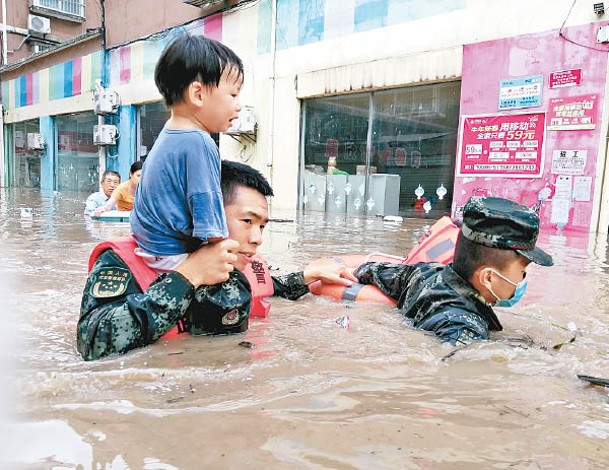 武警官兵亦在隨州市何店鎮協助小童疏散。