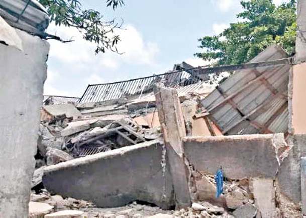 地震劇烈，沿岸城市萊凱有建築物整幢倒塌。