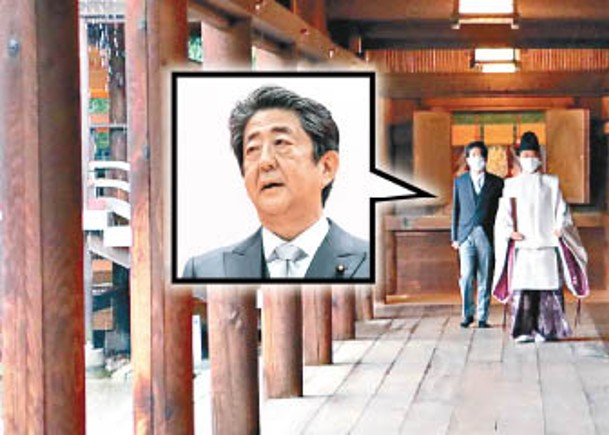 安倍晉三（左）到靖國神社參拜。