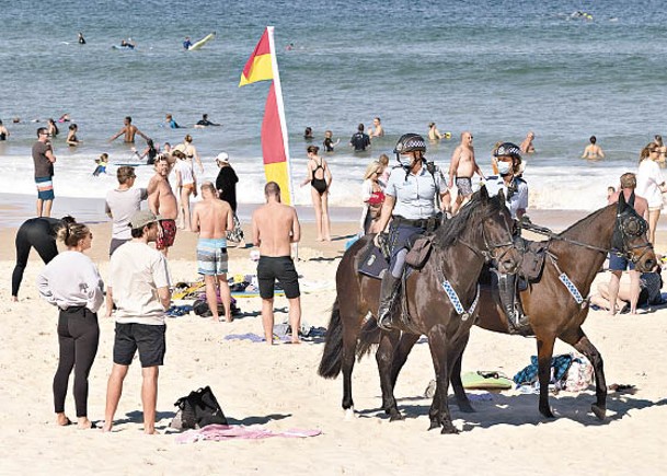 騎警在海灘上巡邏。（Getty Images圖片）