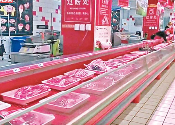 涉事超市有員工低價出售隔夜肉。