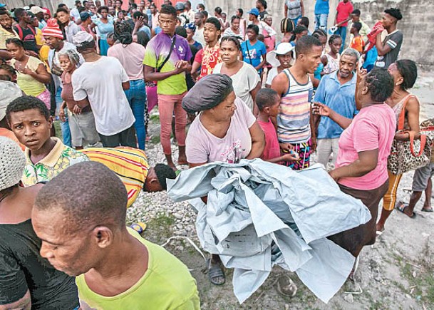 海地災民接收救援物資。（Getty Images圖片）