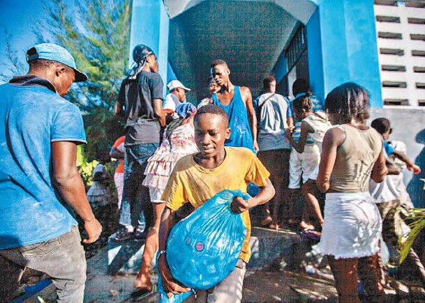 增至2189人亡  海地災民湧機場索糧