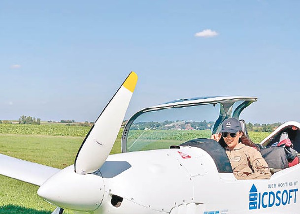 獨駕飛機繞地球  19歲女挑戰世績