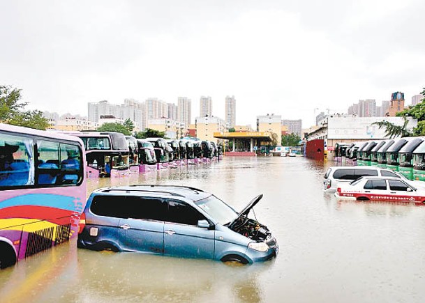 鄭州市早前暴雨成災，市區被水淹浸。