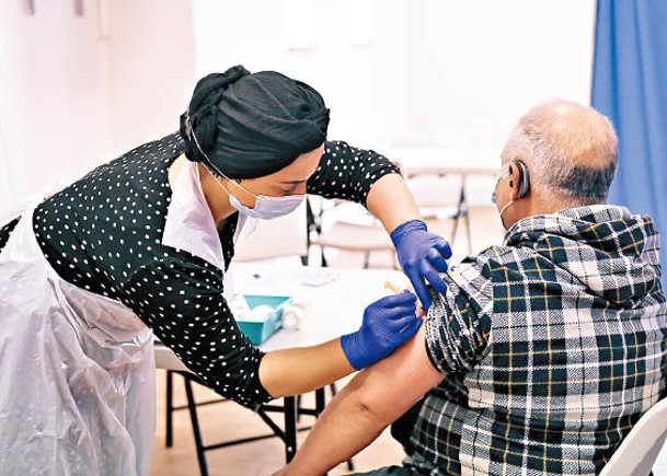 英國計劃為高風險人士接種新冠疫苗加強劑。（Getty Images圖片）
