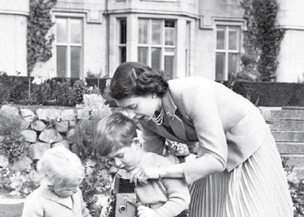 英女王貼3舊照  賀世界攝影日