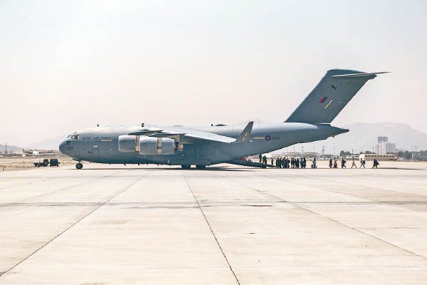 美軍C17運輸機準備起飛。