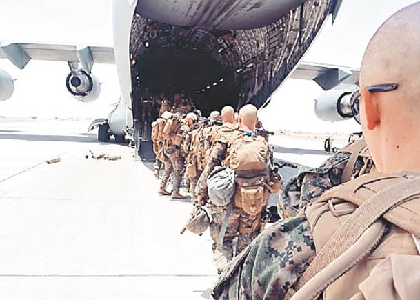 美國海軍陸戰隊第8陸戰團第1營登機往喀布爾。
