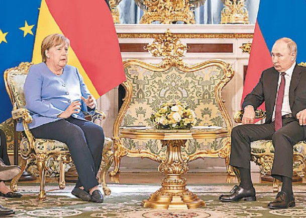 默克爾（左）與普京（右）會面。（Getty Images圖片）