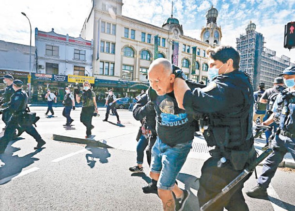 悉尼警方拘捕反封城示威者。（Getty Images圖片）
