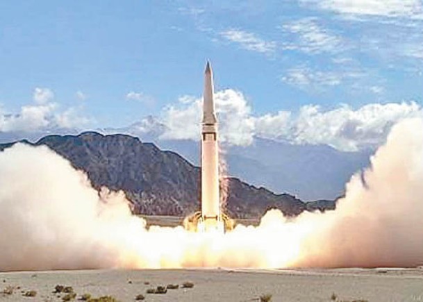 解放軍成功發射兩枚新型導彈